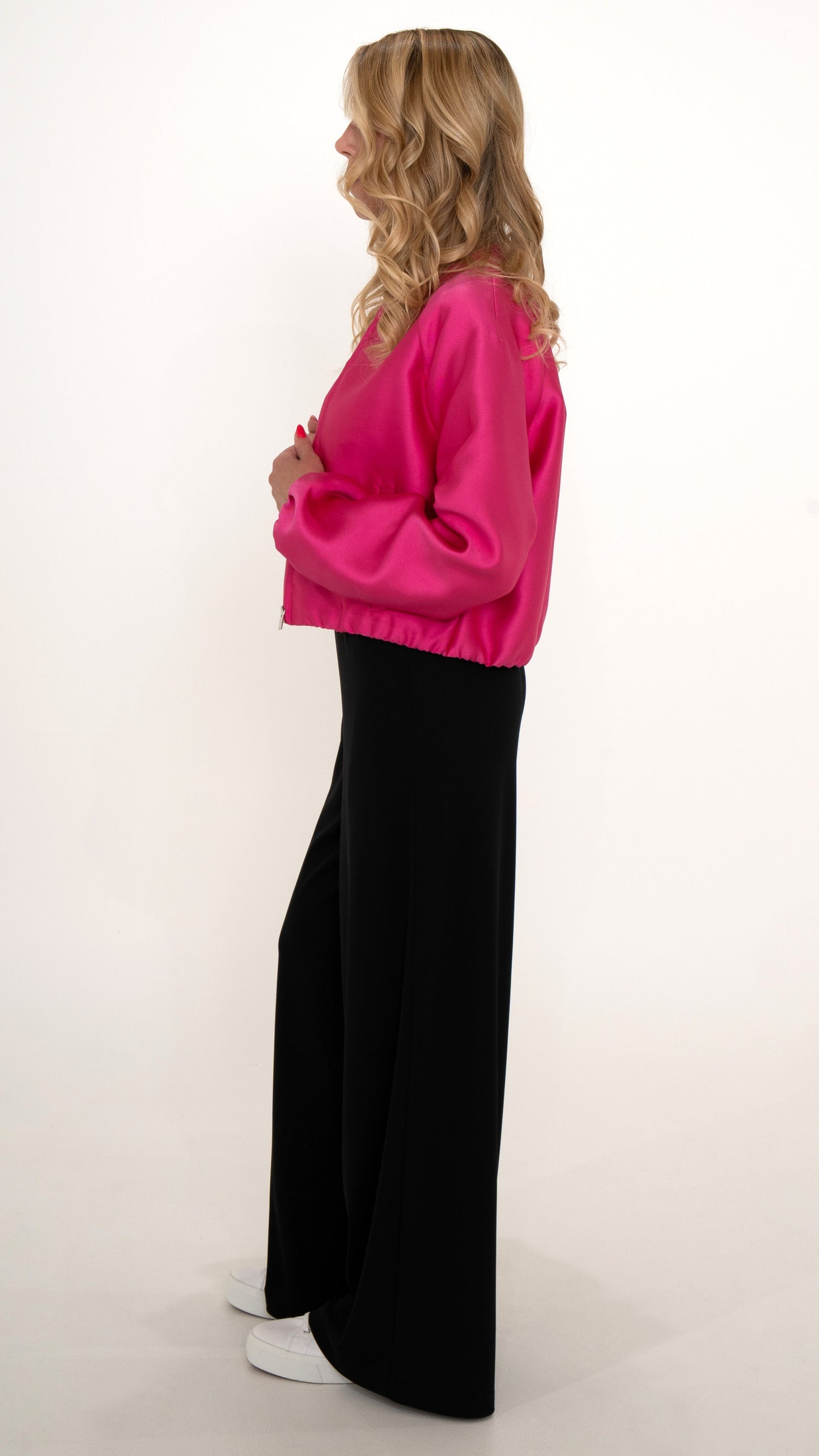 Elegante Damenbekleidung: Modisches Outfit aus schwarzer weiter Hose und kurze Satin Bomberjacke in Pink Glanz