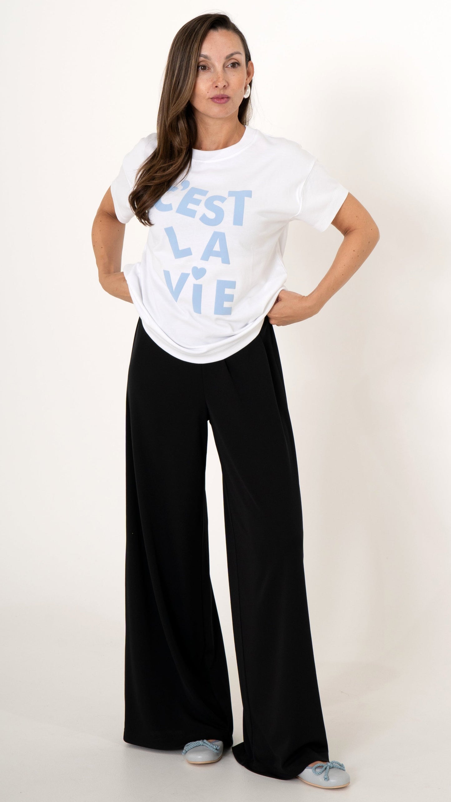 Damenbekleidung : weißes T-shirt mit hellbauer Schrift. Weite Hose