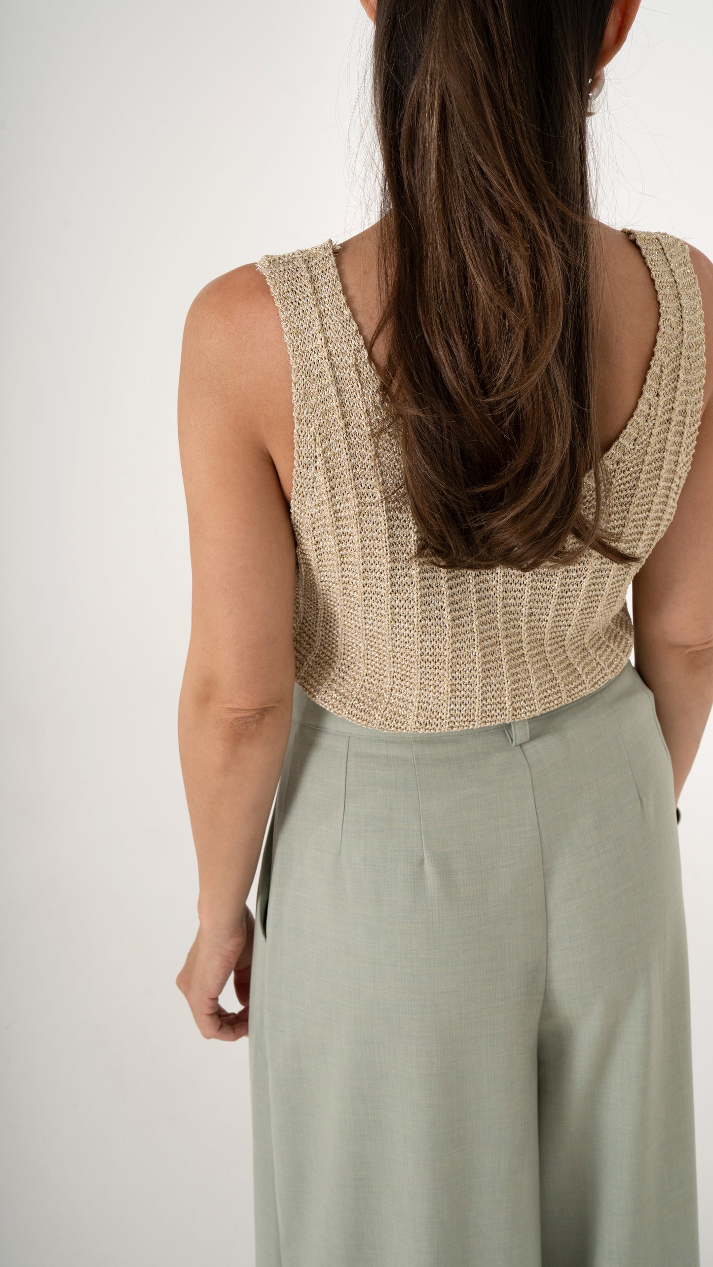 Rückansicht feminine Damenkleidung Sommer: ärmelloses Stricktop mit Rückenausschnitt, in der Farbe gold metallic