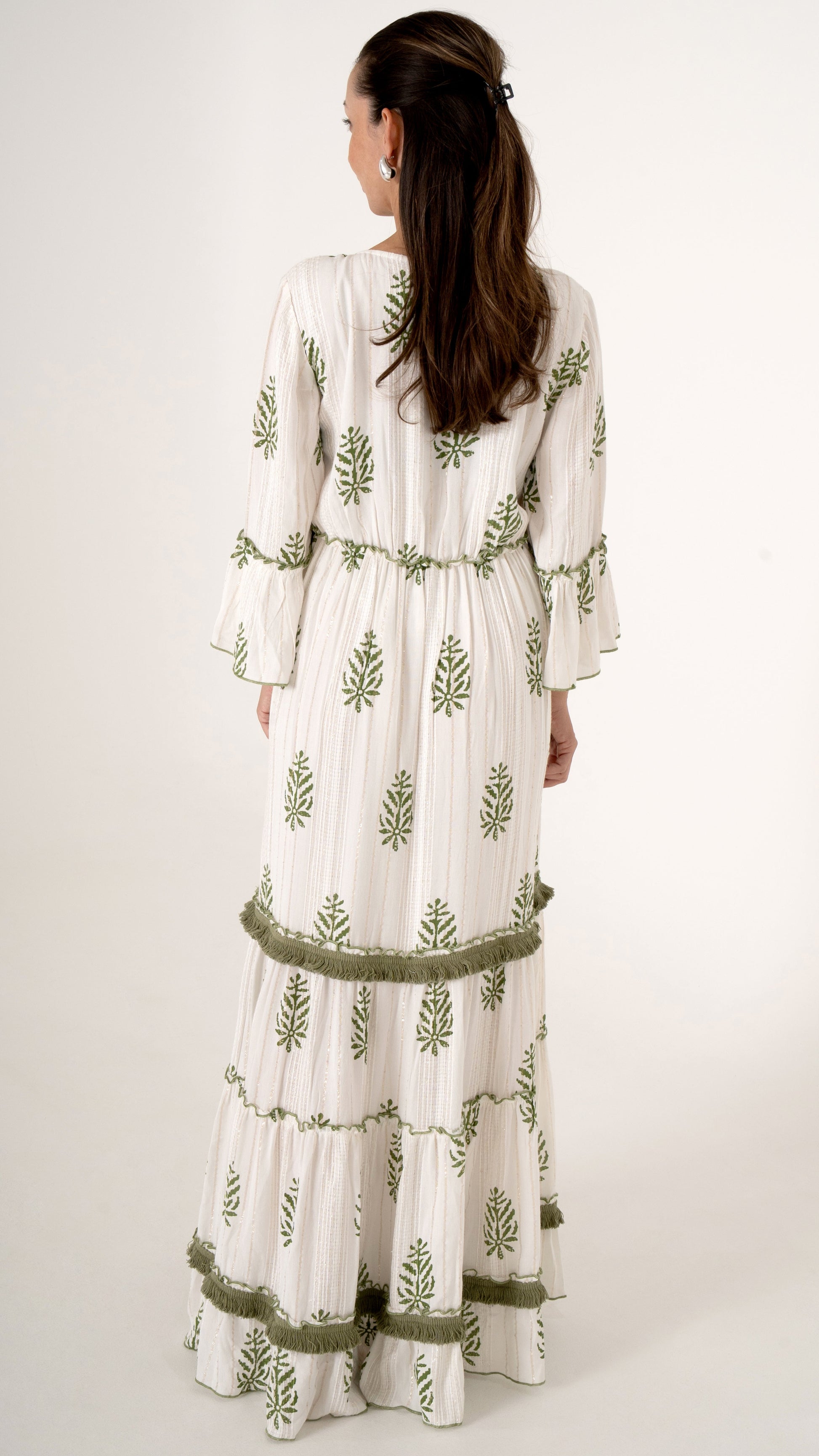 Rückansicht: Feminine Damenmode für den Sommer: Bohemian Maxikleid in offwhite mit floraler Stickerei und Fransen Borte in Pine green, Trompetenarm, Stufenkleid mit Rüschen,  Gold Glitzer Metallic Details